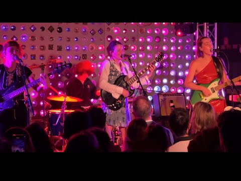 Hinds performing Spanish