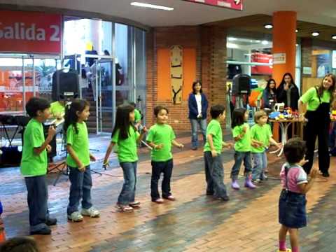 La Tia Betty Le Canta A Los Ninos En El Centro Comercial Bima Mov