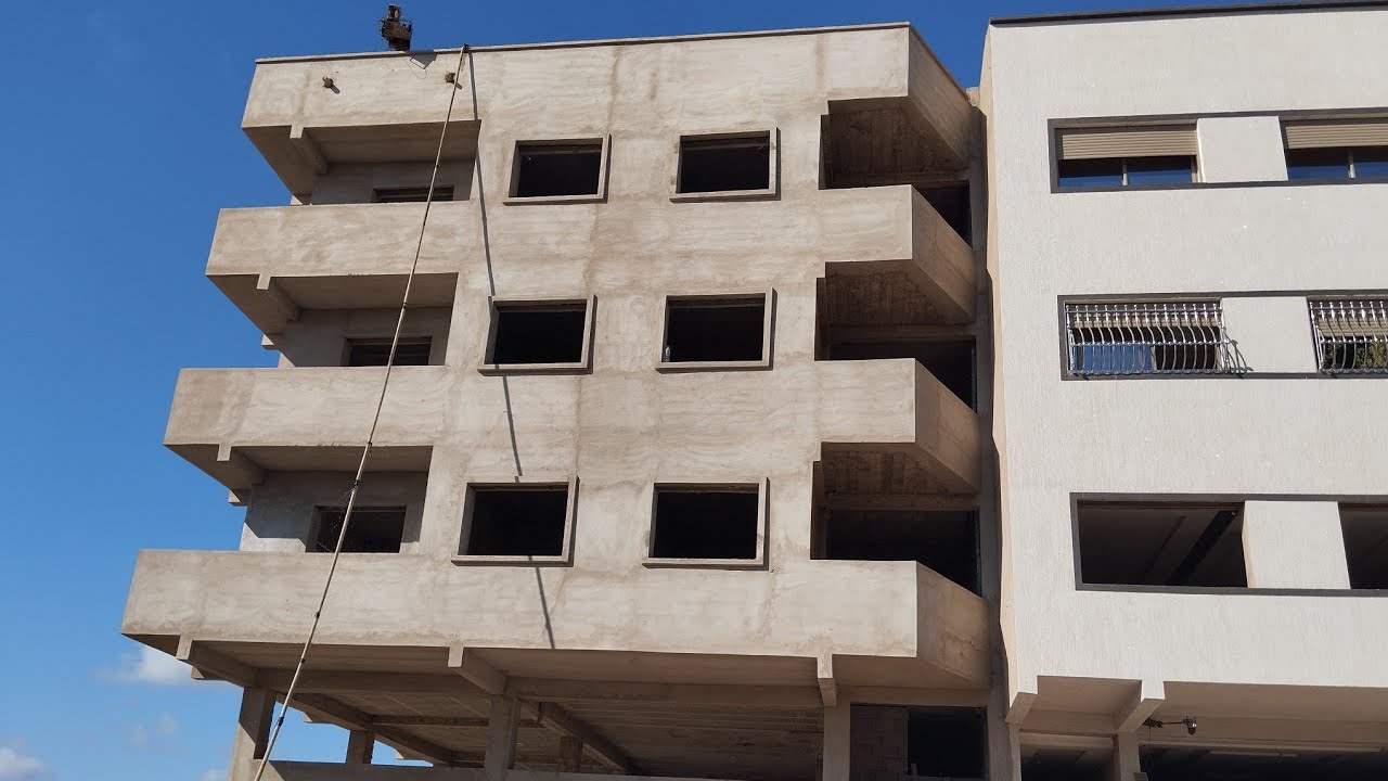 شقة بقا كحلة كطل على شارع مشمشة و مبردة جات في طابق ثالث معروضة للبيع