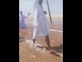 Pastor africano tenta abrir o mar como Moisés, mas o inesperado acontece.