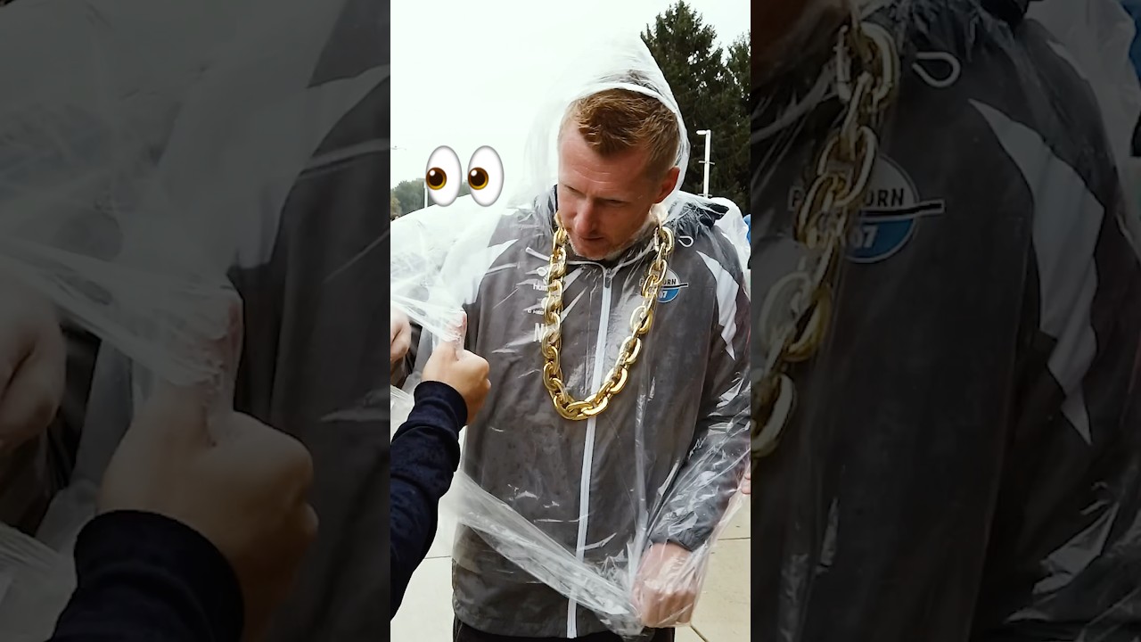 Dürfen wir vorstellen? Das ist der SC Ponchoborn 07 😅🏈🏟️