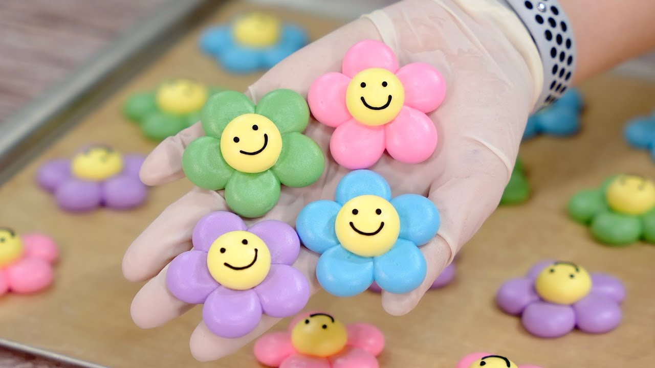 Shiny & Glossy Smile Daisy Meringue Cookies