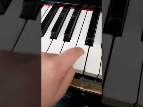 baby-yoda-on-piano