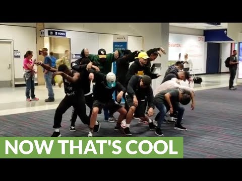 Dance crew entertains passengers during 6 hour flight delay