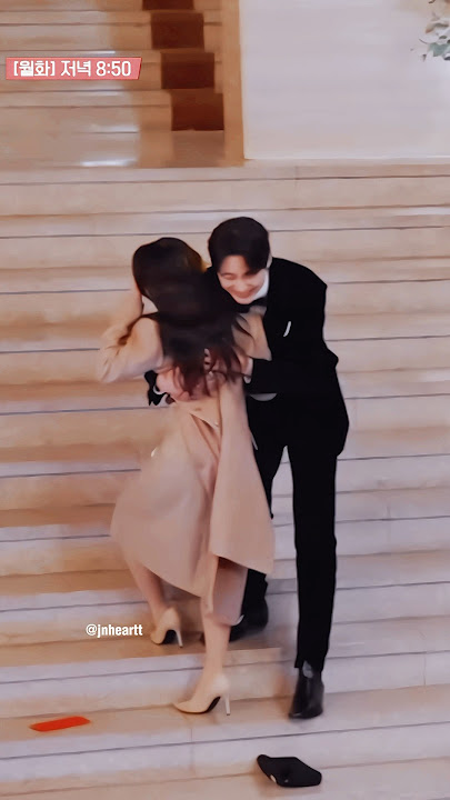 aww the way he hugs her when he laughs 😍😍 #byeonwooseok  #kimhyeyoon  #lovelyrunner