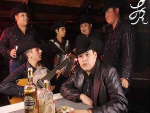 Watch the video for Ando que me lleva