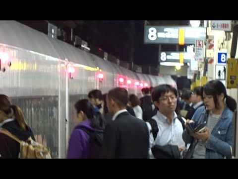 長い列からたくさんの乗客が続々と乗り込んで夜の東京駅を出発していく上野東京ライン常磐線下り特急ひたちE657系