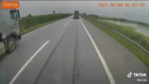 Xe đầu kéo container cày dải phân cách trên Cao tốc HN-TN