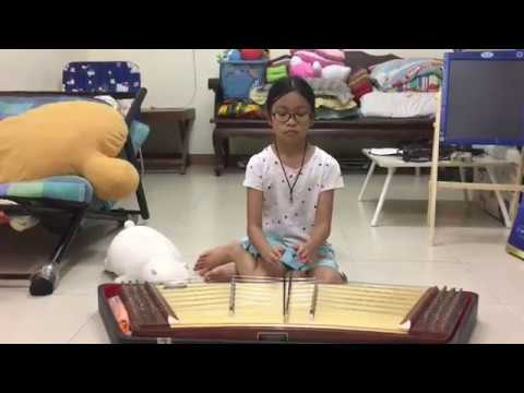 น้องจีน นักเรียนบ้านเก่งขิม สาขารังสิต บรรเลงขิมอวยพรในเทศกาลปีใหม่