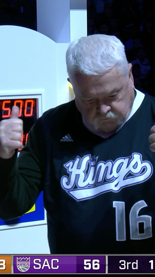 Kings fan gets the perfect pump!