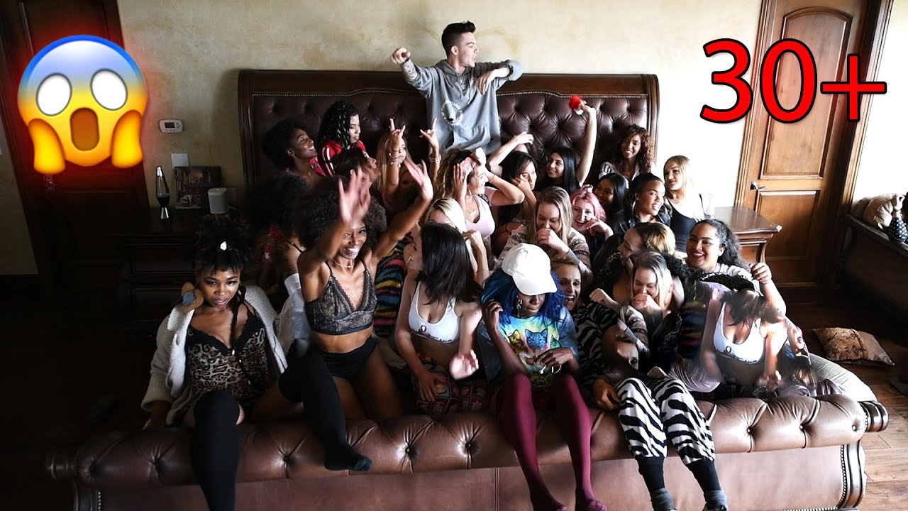 HOW MANY GIRLS CAN I FIT ON MY BED CHALLENGE...? - HOW MANY GIRLS CAN I FIT ON MY BED CHALLENGE...?