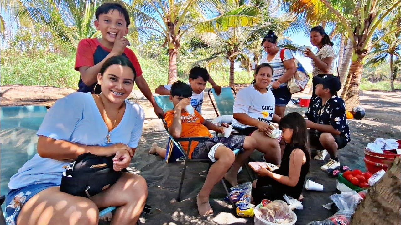 Familia Y Amigos Disfrutando En La Playa 