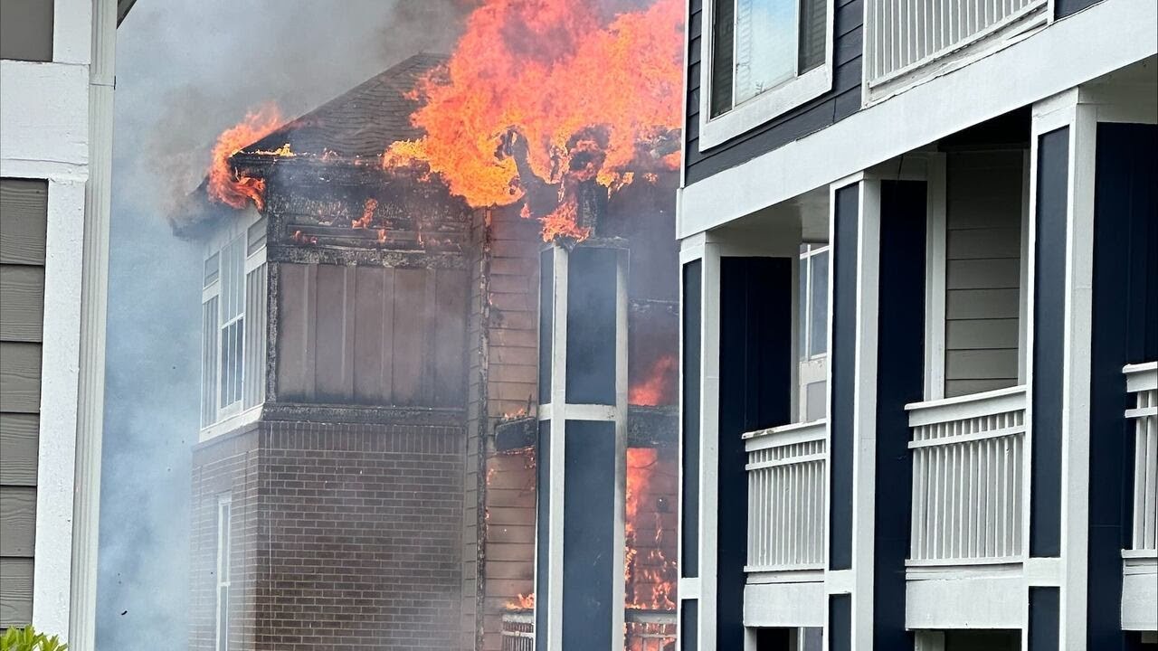 2 injured in 2-alarm apartment fire in south Charlotte - YouTube