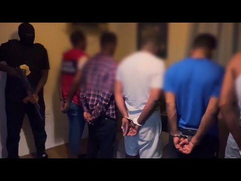 شرطة الرياض تقبض على عصابة امتهنت الترصد لعملاء البنوك