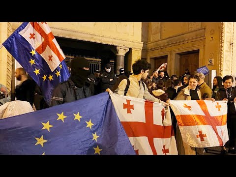 Ночной митинг прошел у здания парламента в Грузии из-за принятия закона об иноагентах