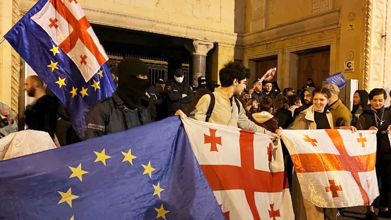 Ночной митинг прошел у здания парламента в Грузии из-за принятия закона об иноагентах