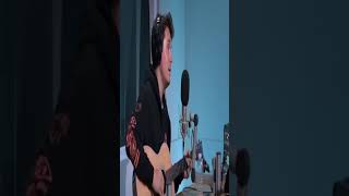 John Mayer how to start a song #shorts
john mayer shows how to start a song. songwriting is definitely a creative act so whether youre looking for lyric writing tips or tips on the song writing process, creativity and imagination go hand in hand and they are the ultimate songwriting tips for beginners to start with. That is the purpose of these quick songwriting tips, to give solid tips on how to be a songwriter and how to start writing a song.
Subscribe to Songwriters Chop Shop for songwriting tips, tools, and techniques
https://www.youtube.com/channel/UCL0u8Trt64SXDTnULmqwAXw?sub_confirmation=1
Songwriting Tips from Famous Songwriters Playlist
https://www.youtube.com/watch?v=h11PPg8gkaE&list=PLFTcgOLQMgpLimCjOox952fwbLcdFZPSe
Best Songwriting Tools Playlist
https://www.youtube.com/watch?v=Rt29SGUvzjE&list=PLFTcgOLQMgpKxzAtP9Slso4Om1RievKaC
These videos are meant to break down the songwriting process into easy to use tips, techniques, and tools that spark creativity and help you apply them like the pros. I do my best to make videos that share the secrets of writing great songs without holding anything back.
My main focus with this channel is to pass on the tools of the trade that I have learned and found to make a big difference to my creative flow and songwriting. There is an old saying that goes everybody has one great song in them, I hope to show you that once you know what makes a song great, you can apply it to all the songs you write. Start from the heart, follow your gut, and revise with your mind.
#songwriting #shorts #johnmayer
This video is about John Mayer how to start a song #shorts