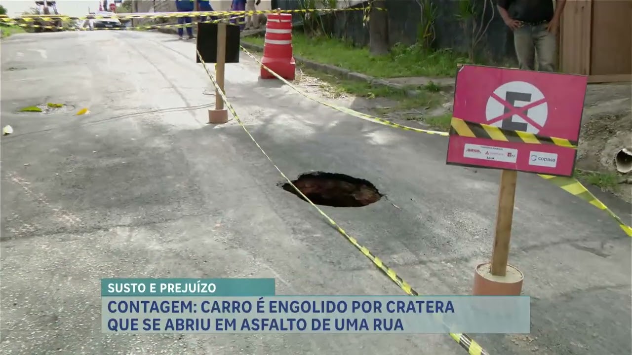 Carro é engolido por cratera após asfalto ceder em Contagem, na Grande BH
