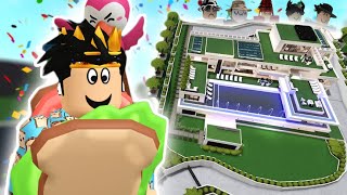 touring one of bloxburg's BIGGEST AND EXPENSIVE MANSIONS... I got really lost