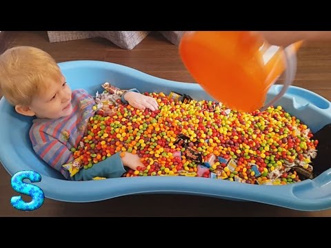 Конфеты Ванна из конфет много конфет A Lot Of Candy Sweets Bath Time With Sweets
