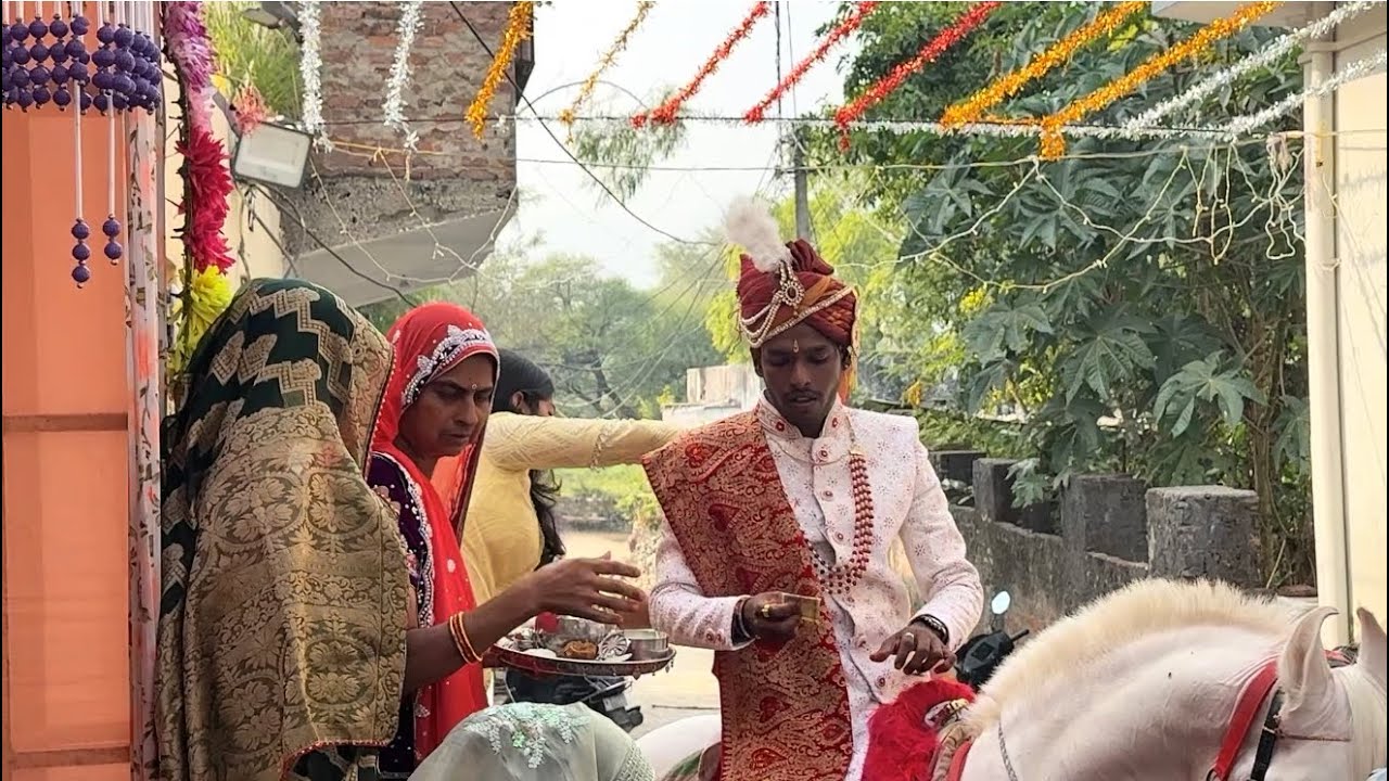 Bhai chla dulhan lene. Sanju ka phone gira nadi me . Rat ki party 😪😪roj hoti h .