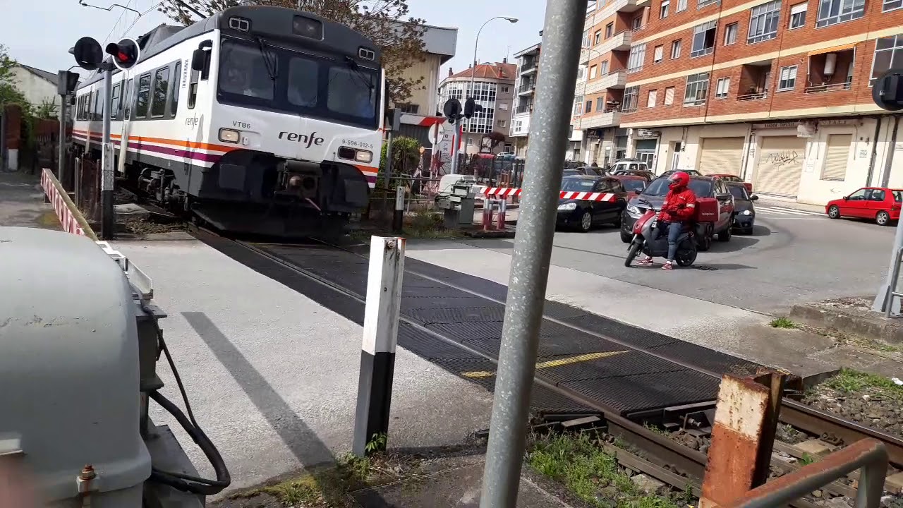 MD Ourense-Lugo con 596 por paso a nivel de Ourense dirección Monforte