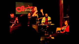 Ayşenur Kolivar - Kar Yağayi [Gitar Cafe - 22 kasım 2011] Resimi