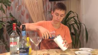 видео Коктейль Голубая лагуна классический рецепт как сделать в домашних условиях (состав и пропорции)