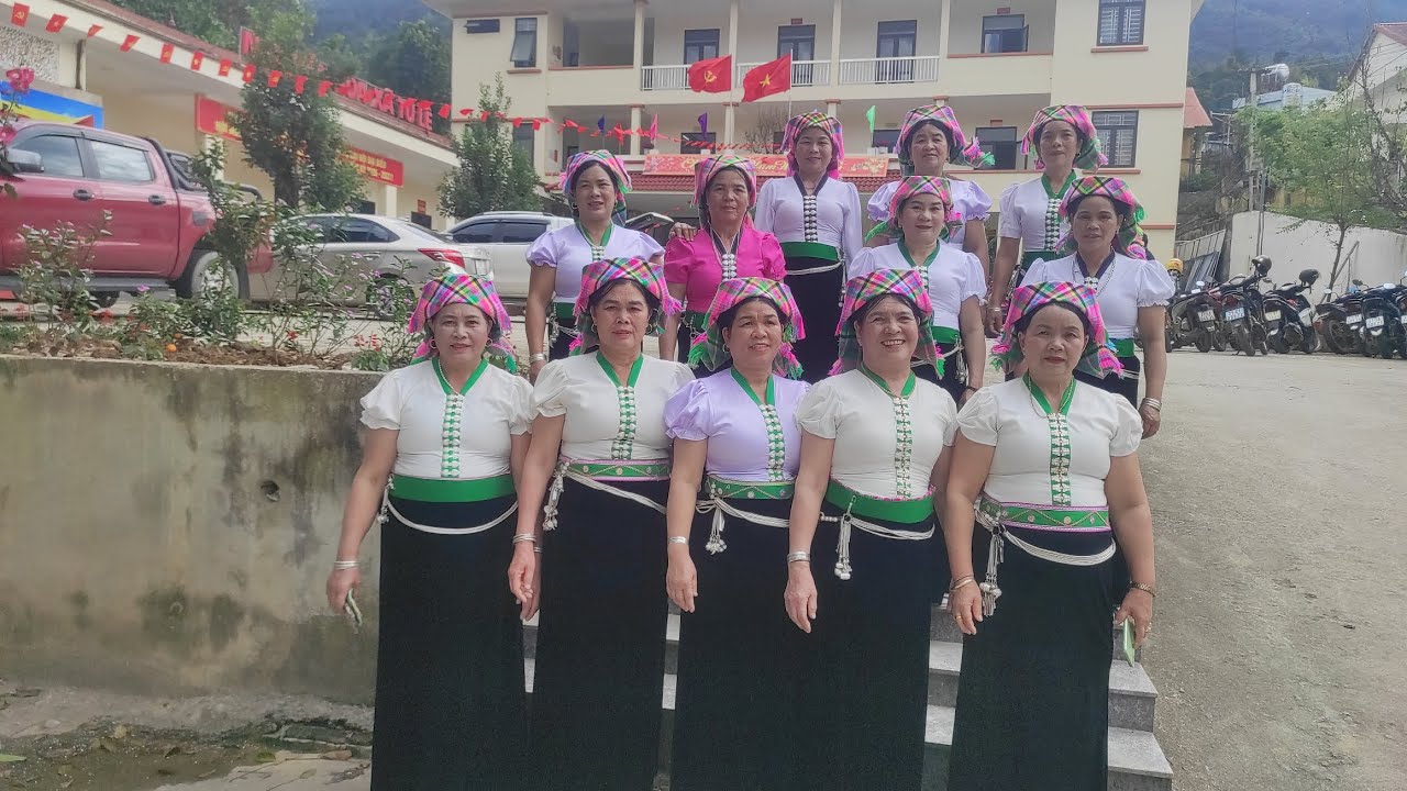 Đội đoàn kết xã tú lệ đi múa xoè 