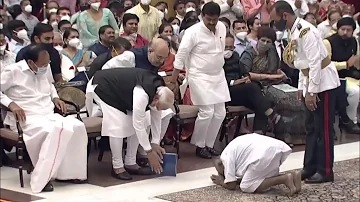 125-year old Swami Sivananda - PM Modi bow down before each other at Padma award function