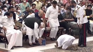 125-year old Swami Sivananda - PM Modi bow down before each other at Padma award function Resimi