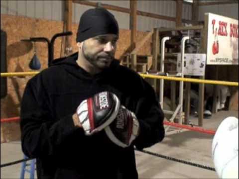 Boxing coach holds pads for 500 rounds to break world record 