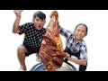 Hưng Vlog - Thử Thách Mẹ Bà Tân Vlog Ăn Cái Đùi Bò Nướng Khổng Lồ 50kg Trong 10 Phút