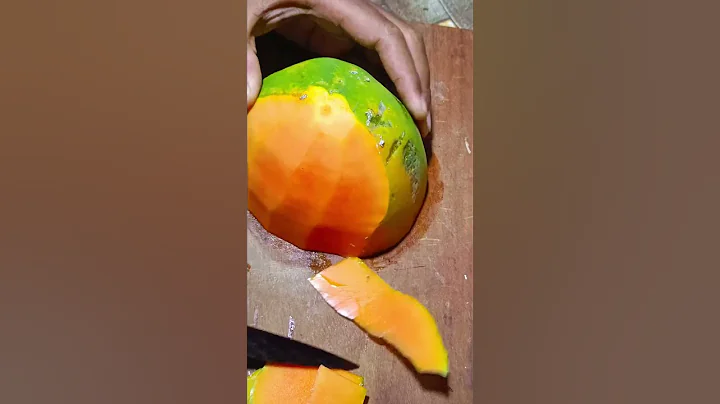 Peel the sweet and red honey papaya #papaya #asmrfruit #fruits #cuttingskills #satisfying