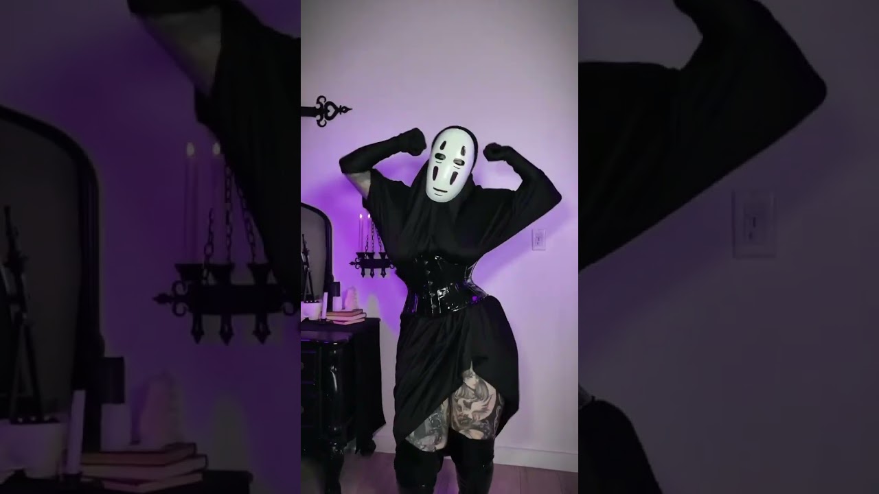 Kaonashi likes to k-pop too hehe #kaonashi #nofacecosplay #cosplay #blackpinkjump #kpop