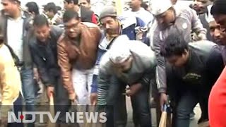 AAP ministers use brooms in Delhi, sanitation workers block clean-up team screenshot 3
