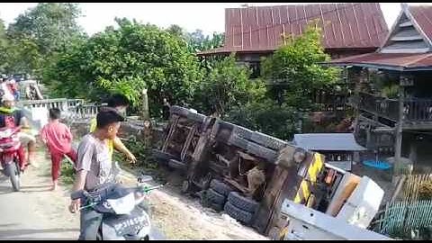 VIDEO, BEGINI KONDISI TRUK 12 RODA TERJUNGKAL DI AREA JEMBATAN LASAPE PINRANG