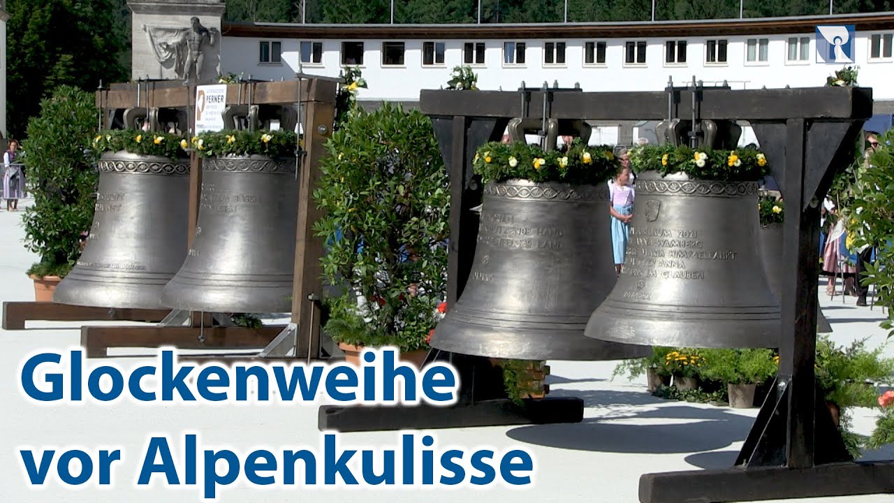 Glockenweihe vor Alpenkulisse