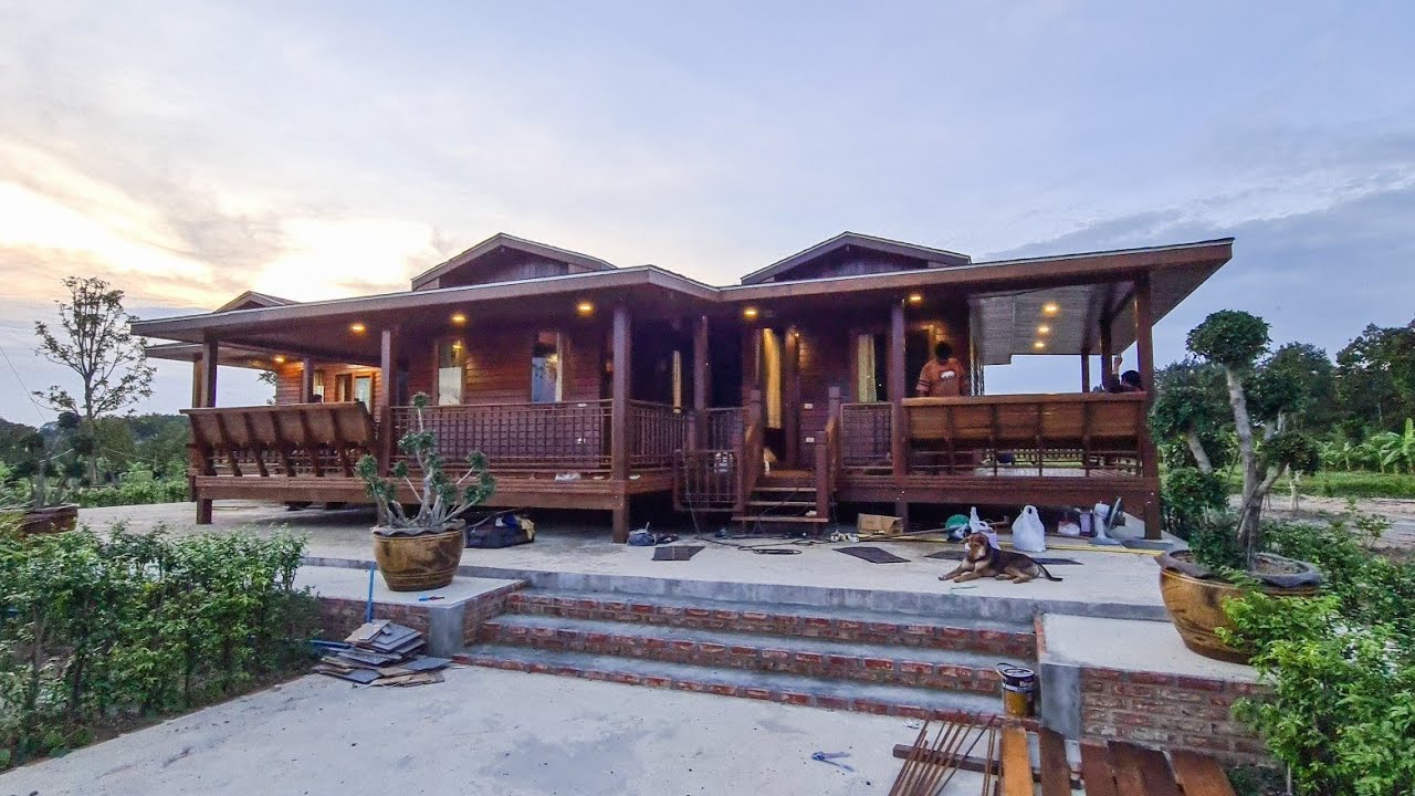 ชุดบ้านเรือนกลุ่มไม้แดง 3 หลัง 2 ห้องนอน 2 ห้องน้ำ 1 ห้องรับแขก 1 ห้องครัว 2 ห้องแต่งตัว