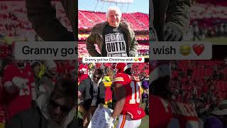 Granny's sign says 'All I want for Christmas is a NFL boyfriend' 😭 (via @Chiefs, @Rosssmith/TT)