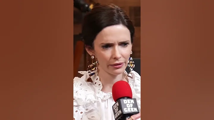 Elizabeth Tulloch Talks About Playing Bizarro Lois...