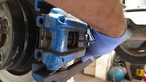 BMW 1 Series 2.0 L 118d /xDrive 2016 Rear Brake Pads, Pad Wear Sensor Replacement