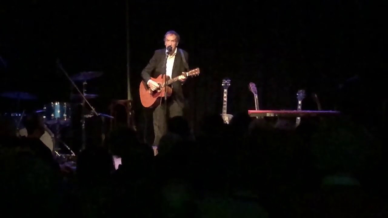 Alex Roeka zing ''Mijn Vlakke Land'' van Jacques Brel - YouTube