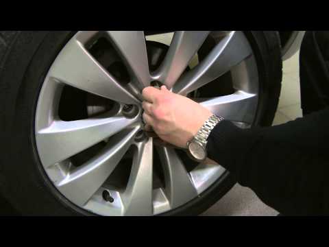 Video: Hur fixar man ett däck på en bil?