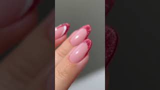 The holiday season is coming, get ready for the party with sparkling and impressive nails.