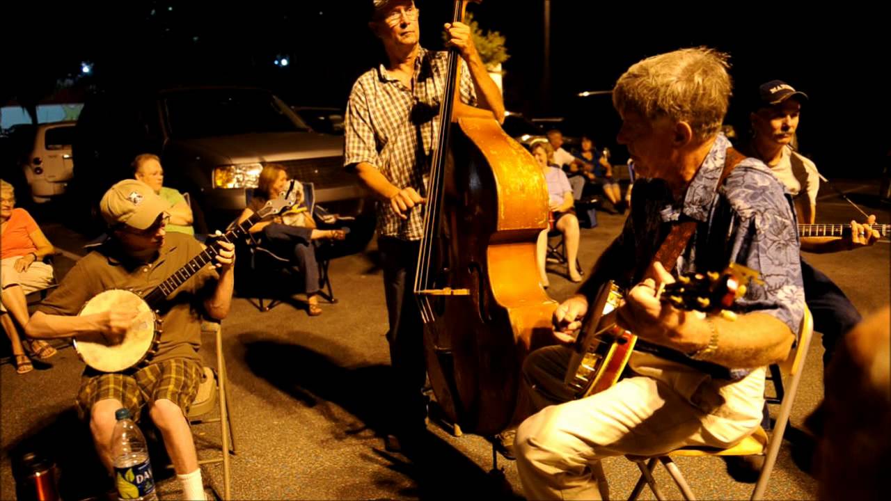 Dueling Banjos ~ THE OCOEE PARKING LOT BLUEGRASS JAM