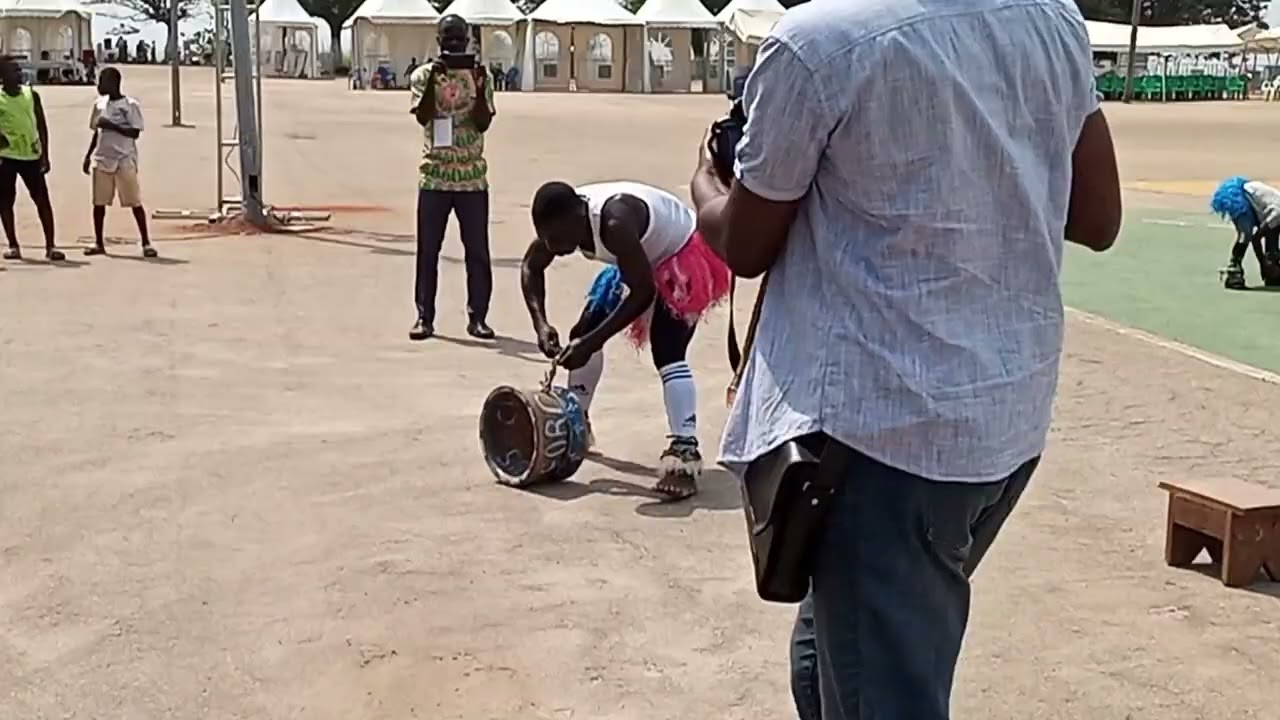 APPRECIEZ LA DÉMONSTRATION DE PAS DE DANSE DE CE GRAND DANSEUR DU PEUPLE AKAN
