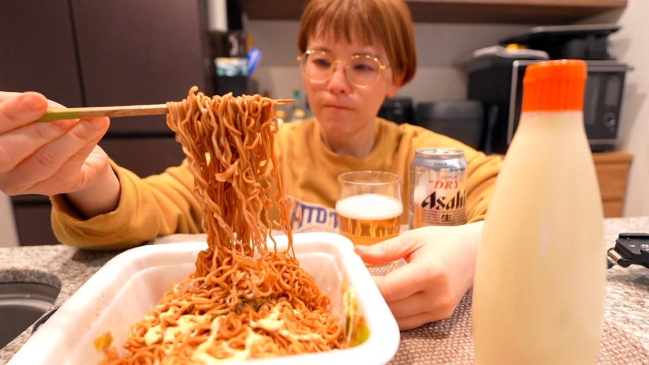 Пить в одиночестве и есть, придумывая отговорки.