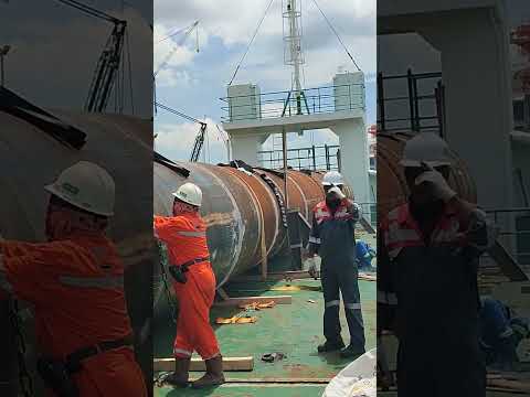 loading tubular #port #bongkar #pelabuhan #trending #aniesbaswedan #jokowi #prabowo #fyp