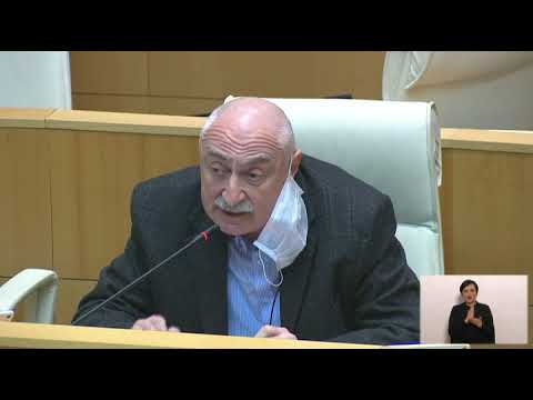 პარლამენტში სიტყვით გამოსვლისას დეპუტატსა და ექიმ ლადო კახიძეს პირბადე ყურზე ეკეთა